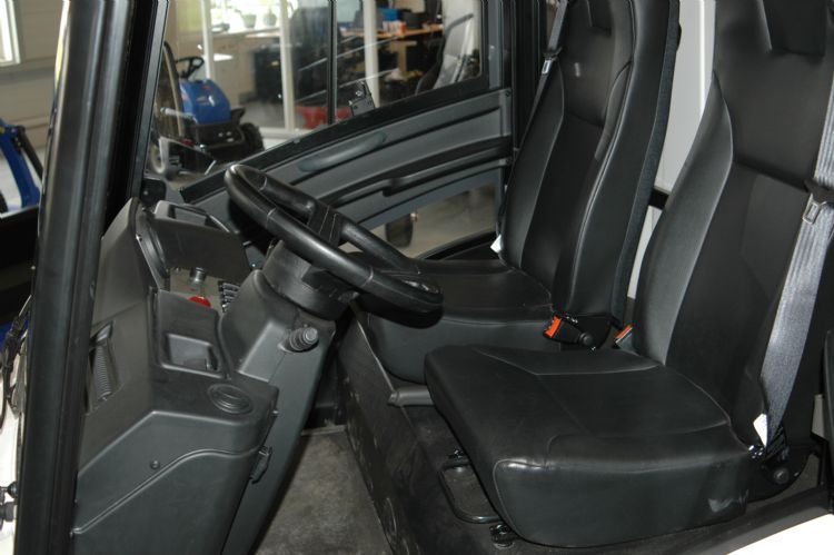 De cabine heeft een ruime instap; de deuren openen aan de voorzijde. De cabine heeft een ruime instap; de deuren openen aan de voorzijde.