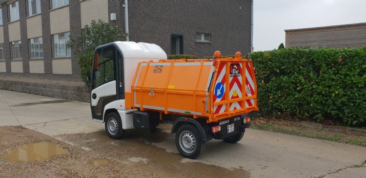 Eén van de Addax-versies: de tweekubiekemeter-containerbak. Eén van de Addax-versies: de tweekubiekemeter-containerbak.