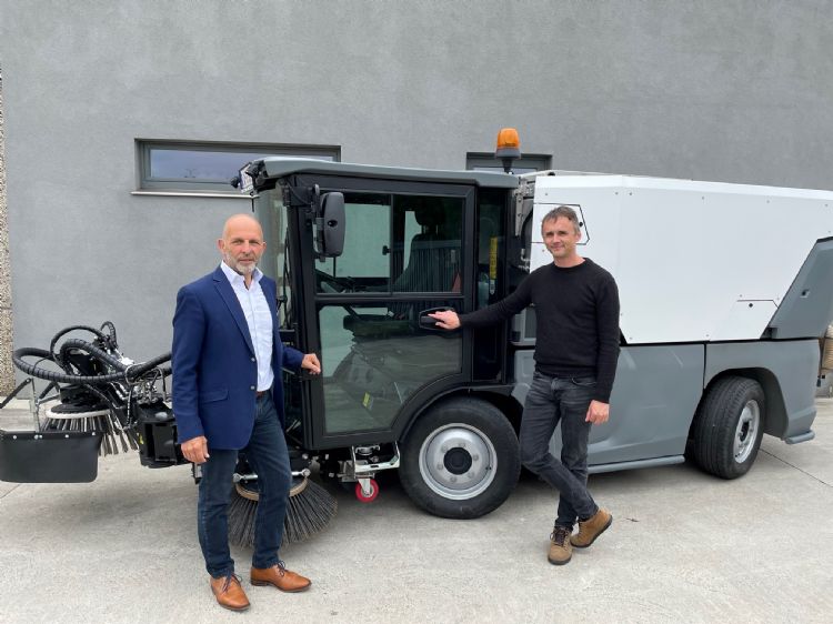 Businessunitmanager Danny de Pauw(links) en productmanager Jan Heylens (rechts) bij Kärcher Municipal Benelux. Op de achtergrond een MC 250. Businessunitmanager Danny de Pauw(links) en productmanager Jan Heylens (rechts) bij Kärcher Municipal Benelux. Op de achtergrond een MC 250.