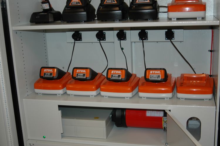 Een lithiumionkluis met acculaders. VA-keur gaat binnenkort werken aan een specifieke VA-keurlijst hiervoor. Een lithiumionkluis met acculaders. VA-keur gaat binnenkort werken aan een specifieke VA-keurlijst hiervoor.