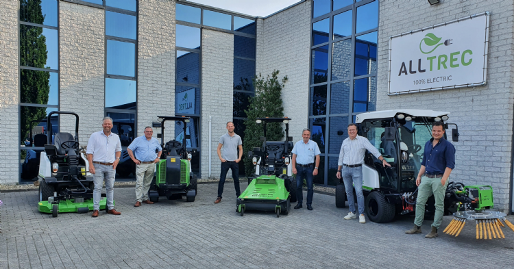 De eerste kopers van de 8015F en eigenaren van FPS-Electric, de AllTrec 4810T met 130cm maaidek, bladblazer, hetelucht onkruidbestrijder en de 8015F met onkruidborstel. V.l.n.r. staan Bert van Loon (Weed Control & FPS-Electric), Andries Heierman (v.d. Bij De eerste kopers van de 8015F en eigenaren van FPS-Electric, de AllTrec 4810T met 130cm maaidek, bladblazer, hetelucht onkruidbestrijder en de 8015F met onkruidborstel. V.l.n.r. staan Bert van Loon (Weed Control & FPS-Electric), Andries Heierman (v.d. Bij