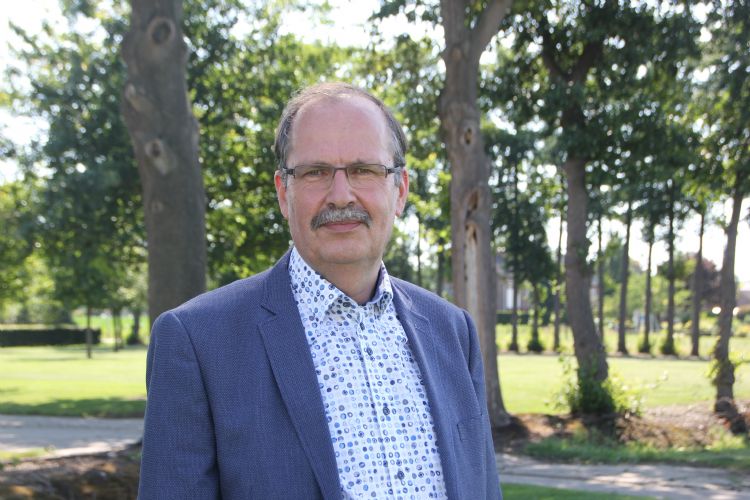 Hendrik Nagelhoud: 'Grassoorten hebben niet alleen een bodemverstevigende werking; sommige zijn ook redelijk zouttolerant. Daar kan een beheerder zelf eenvoudig wildebloemenzaad doorheen mengen.' Hendrik Nagelhoud: 'Grassoorten hebben niet alleen een bodemverstevigende werking; sommige zijn ook redelijk zouttolerant. Daar kan een beheerder zelf eenvoudig wildebloemenzaad doorheen mengen.'