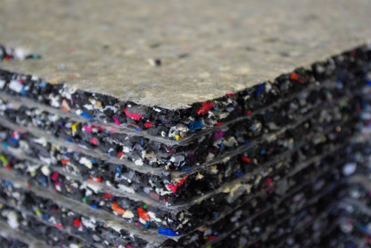 'Omdat ProPlay is gemaakt van gerecycled schuim, draagt de shockpad bij aan de reductie van de CO₂-voetafdruk bij een project', zegt Ron Lokhorst van Schmitz Foam Products. 'Omdat ProPlay is gemaakt van gerecycled schuim, draagt de shockpad bij aan de reductie van de CO₂-voetafdruk bij een project', zegt Ron Lokhorst van Schmitz Foam Products.