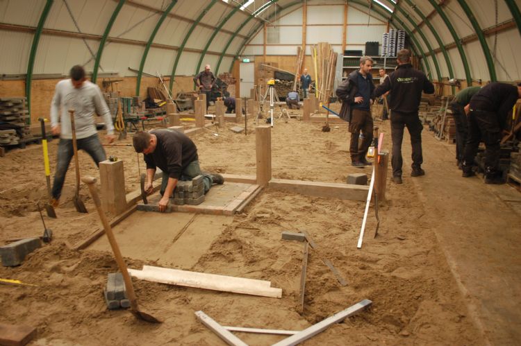 Leerlingen van de brancheopleiding oefenen de praktijk bij Helicon in Eindhoven. Leerlingen van de brancheopleiding oefenen de praktijk bij Helicon in Eindhoven.