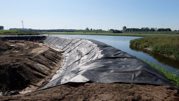 Een duizendknoopdepot afgedekt met Dupont Plantex Platinium. Een duizendknoopdepot afgedekt met Dupont Plantex Platinium.