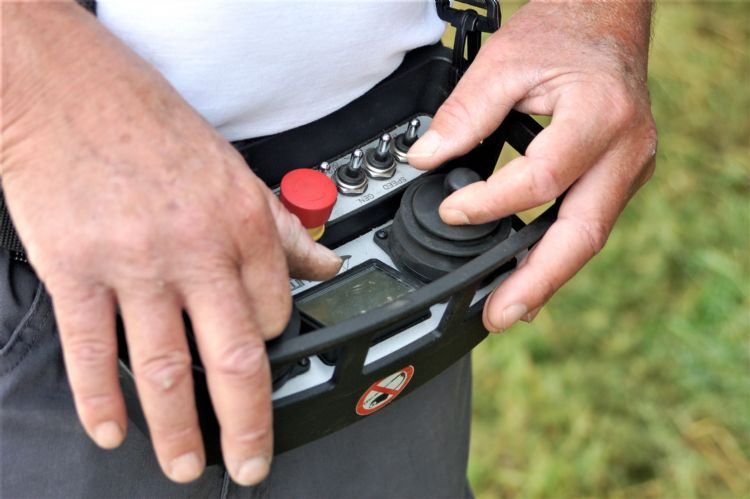 De door [LINK GIP 16750]Machines4Greens[/LINK] geïmporteerde Raymo manoeuvreert onder en tussen de stellages door.