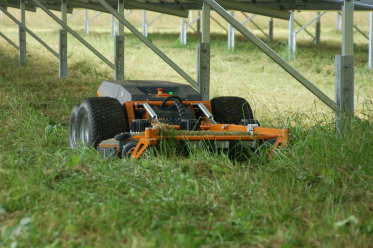 De radiografisch bestuurde Raymo-maaier is slechts 51 cm hoog.