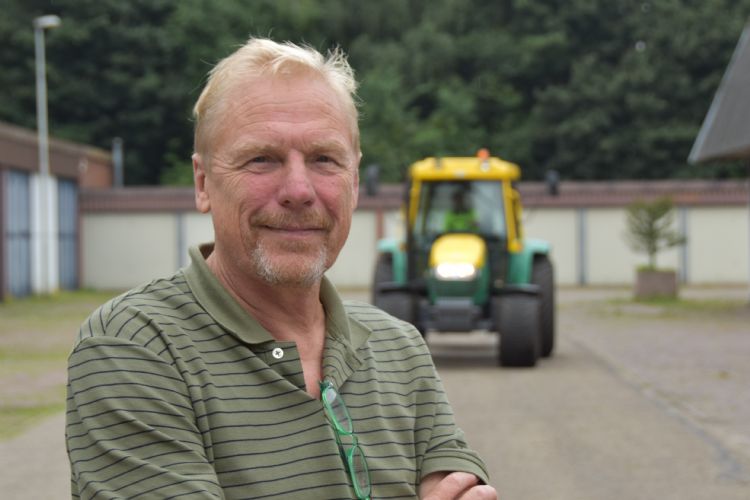 Hendri Rouw, teamleider groen in Heemskerk: 'Wij helpen mensen die niet zelfstandig aan passend werk kunnen komen. De app maakt dit makkelijker voor de kandidaten.' Hendri Rouw, teamleider groen in Heemskerk: 'Wij helpen mensen die niet zelfstandig aan passend werk kunnen komen. De app maakt dit makkelijker voor de kandidaten.'