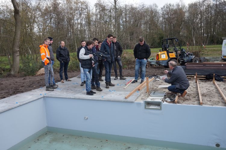 Eric Snippert van [LINK GIP 7697]Farwick Groenspecialisten[/LINK] verzorgt een gastles over zwemvijvers voor leerlingen van het Zone College in Almelo.