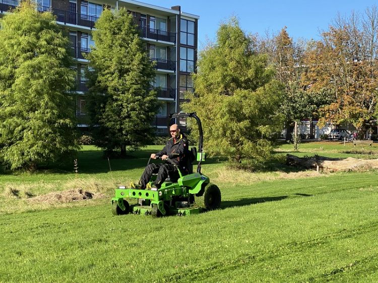 Dennis Vermaas van Vermiservice mag zichzelf gerust een pionier noemen in de wereld van openbaargroenonderhoud. Dennis Vermaas van Vermiservice mag zichzelf gerust een pionier noemen in de wereld van openbaargroenonderhoud.