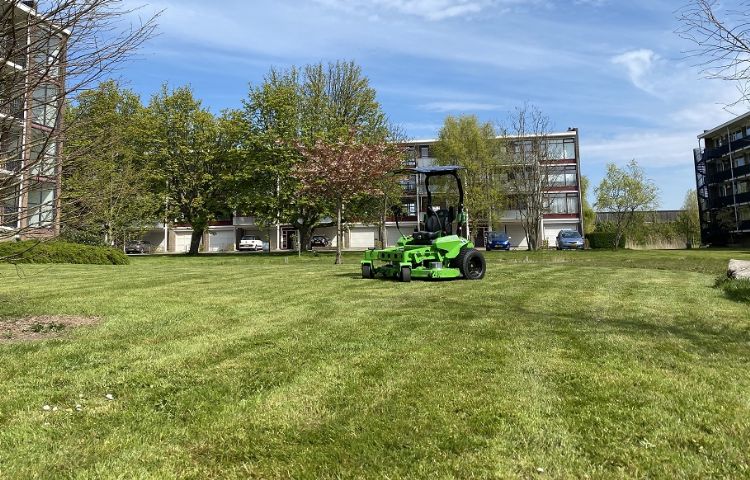 De zero-turnmaaier leent zich voor grote oppervlakken, maar kan ook goed uit de voeten in krappe hoekjes. De zero-turnmaaier leent zich voor grote oppervlakken, maar kan ook goed uit de voeten in krappe hoekjes.