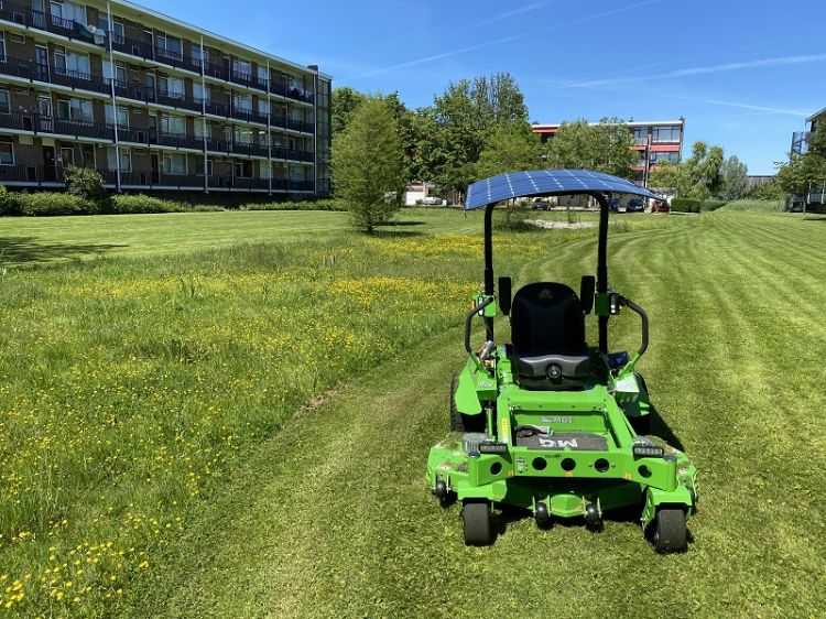 De meanderende lijn is duidelijk te zien. Dankzij sinusmaaien ontstaan in het ongemaaide deel verschillende microklimaatjes. De meanderende lijn is duidelijk te zien. Dankzij sinusmaaien ontstaan in het ongemaaide deel verschillende microklimaatjes.