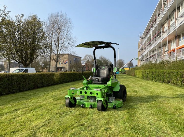 Dankzij een luifeltje met zonnepanelen wordt de actieradius van de Mean Green Rival nog wat vergroot Dankzij een luifeltje met zonnepanelen wordt de actieradius van de Mean Green Rival nog wat vergroot