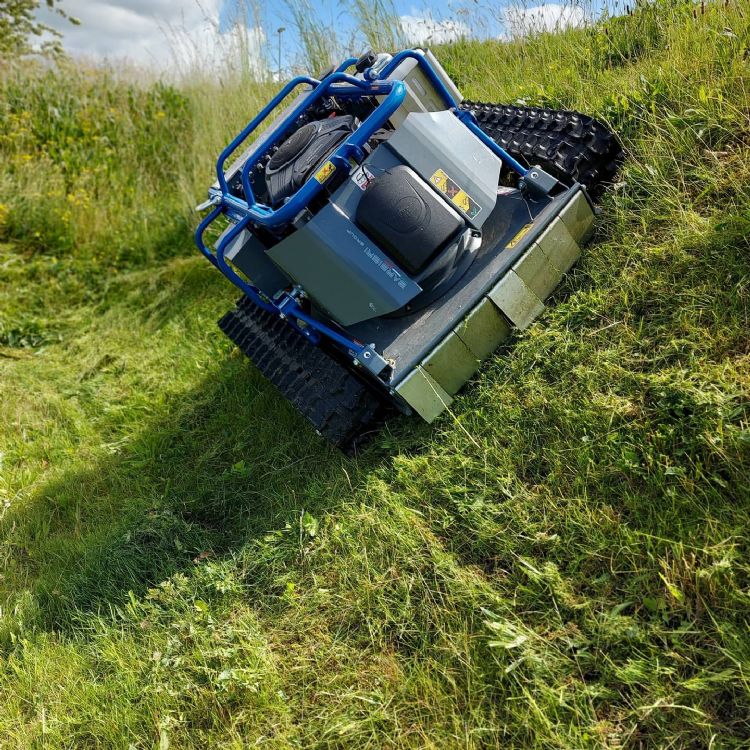 De motor moet geschikt zijn om zeer schuin te maaien. De motor moet geschikt zijn om zeer schuin te maaien.