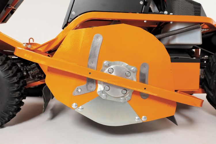 Het zwevend gemonteerde middenklepeldek past zich aan oneffenheden in het terrein aan. Het zwevend gemonteerde middenklepeldek past zich aan oneffenheden in het terrein aan.