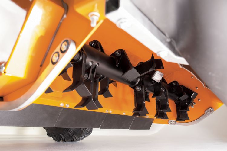 Een kijkje onder het klepelmaaidek Een kijkje onder het klepelmaaidek