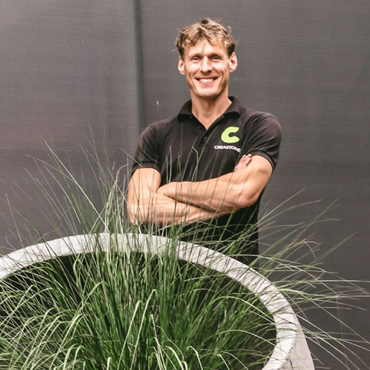 Bram Pape bij zijn XL-sfeerbol Bram Pape bij zijn XL-sfeerbol