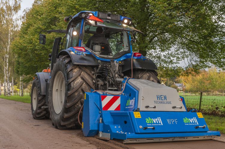 De halfverhardingsfrees van AH Vrij freest, egaliseert en verhardt in één werkgang De halfverhardingsfrees van AH Vrij freest, egaliseert en verhardt in één werkgang