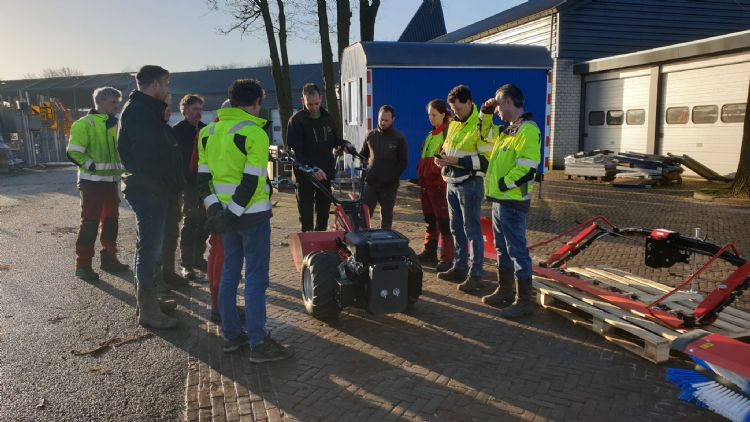 De medewekers van de gemeente Maashorst krijgen een korte toelichting over de nieuwe werktuigendrager door Patrick van Mil. De medewekers van de gemeente Maashorst krijgen een korte toelichting over de nieuwe werktuigendrager door Patrick van Mil.