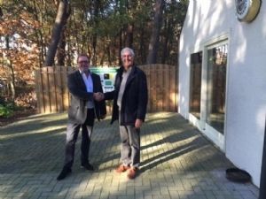 Op de foto links de heer H.C. Schaap van HGM en rechts de heer W. Lycke van Golf Club Nuclea Mol