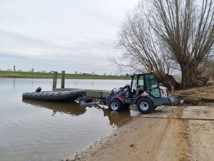 Niet lang na de aflevering is de G3500 X-TRA al veelvuldig ingezet tijdens training of voor onderhoud van het terrein. Niet lang na de aflevering is de G3500 X-TRA al veelvuldig ingezet tijdens training of voor onderhoud van het terrein.