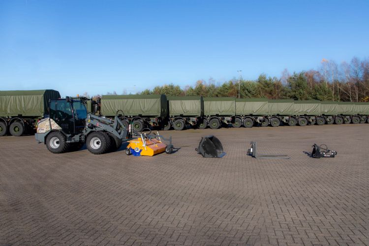 > De G3500 wordt afgeleverd met een compleet arsenaal aan werktuigen om diverse werkzaamheden uit te kunnen voeren. > De G3500 wordt afgeleverd met een compleet arsenaal aan werktuigen om diverse werkzaamheden uit te kunnen voeren.