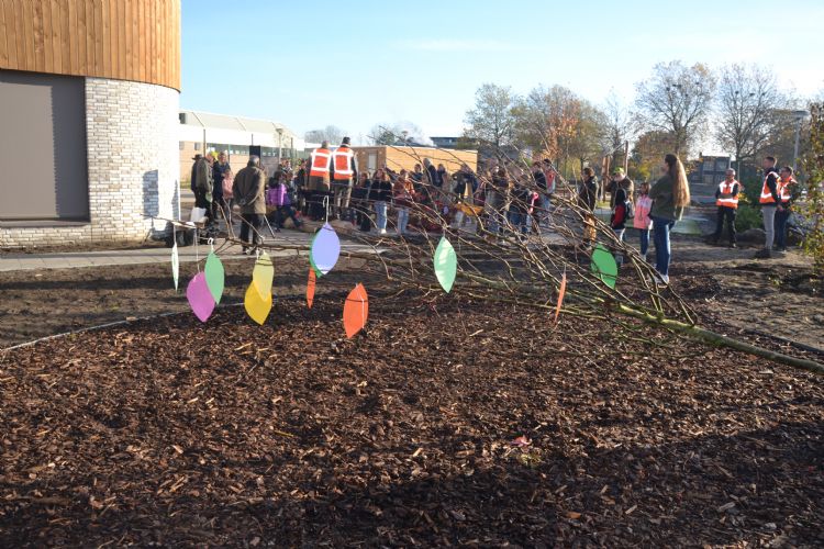 Op de Boomfeestdag: inrichting buitenterrein van het nieuwe Kind Expertise Centrum in Gennep, samen met twee wethouders, vrijwilligers van IVN en leerlingen