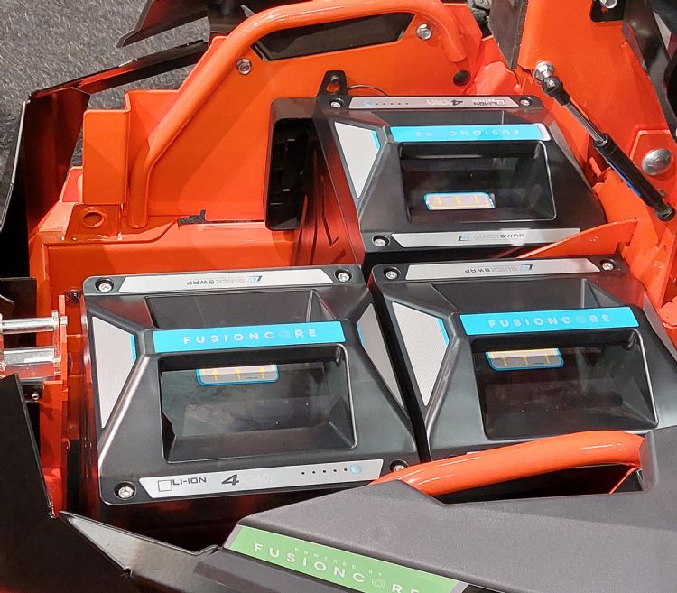 De accu's van de elektrische zitmaaier zijn eenvoudig te verwisselen De accu's van de elektrische zitmaaier zijn eenvoudig te verwisselen