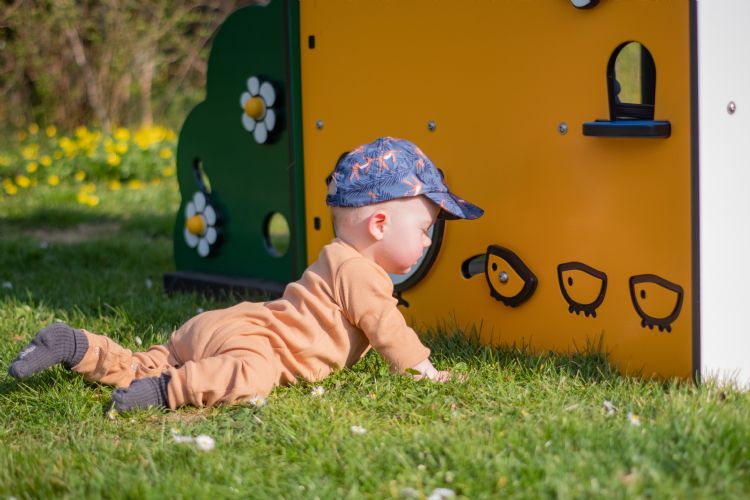 De toestellen zijn uitermate geschikt voor speelplekken bij kinderdagverblijven, de eerste groepen van het primair onderwijs en speeltuinen De toestellen zijn uitermate geschikt voor speelplekken bij kinderdagverblijven, de eerste groepen van het primair onderwijs en speeltuinen