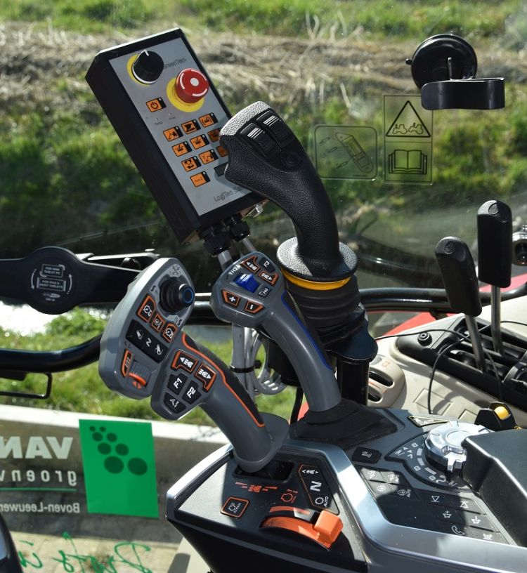 Een extra joystick en bedieningspaneel in de cabine voor de Scorpion-maaiarm Een extra joystick en bedieningspaneel in de cabine voor de Scorpion-maaiarm