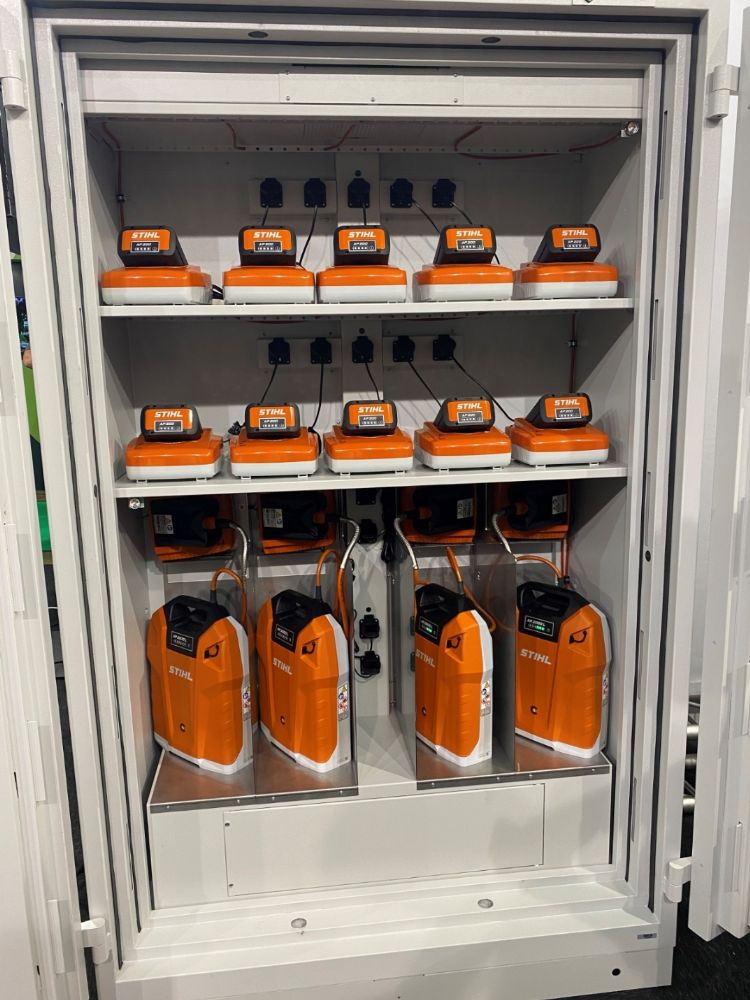 De veiligheidskast voor het opslaan en opladen van accu's van Seefion is feitelijk een kluis. De veiligheidskast voor het opslaan en opladen van accu's van Seefion is feitelijk een kluis.