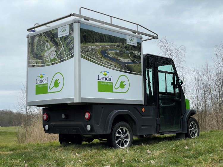 De minicar is aangepast aan de behoeftes van het vakantiepark, dus ook met eigen bestickering. De minicar is aangepast aan de behoeftes van het vakantiepark, dus ook met eigen bestickering.