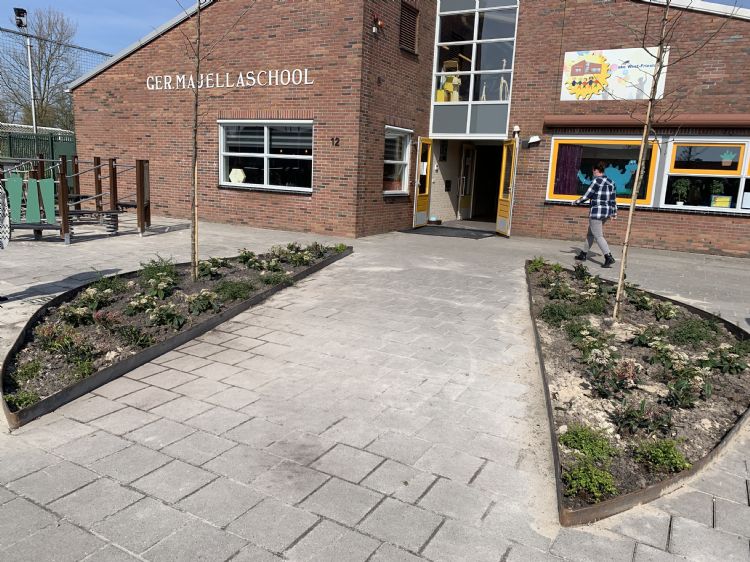 Nieuwe borders bij de ingang van de school Nieuwe borders bij de ingang van de school