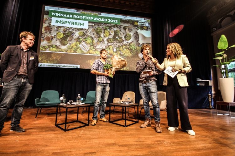 De uitreiking, v.l.n.r.: Arjen Ketting (MVRDV), Wilco Versprille (VIC Landscapes), Dirk Ebben (Boomkwekerij Ebben) en Suze Gehem (oprichter Rooftop Revolution). Foto: Ingrid Vente De uitreiking, v.l.n.r.: Arjen Ketting (MVRDV), Wilco Versprille (VIC Landscapes), Dirk Ebben (Boomkwekerij Ebben) en Suze Gehem (oprichter Rooftop Revolution). Foto: Ingrid Vente