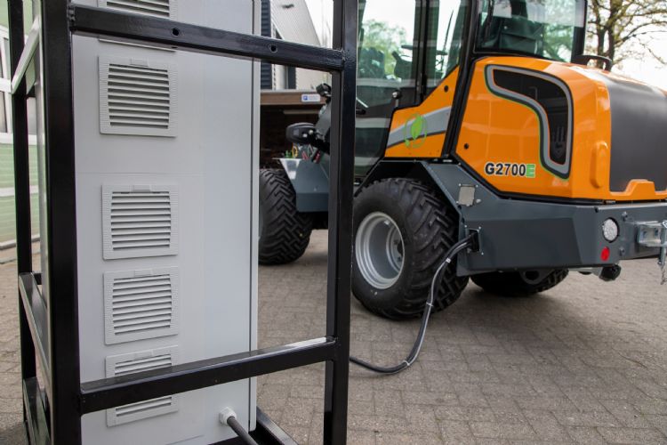 Een nieuwe manier van laden is de mogelijkheid om de kniklader zoals elke elektrische auto opladen bij een laadpaal. Een nieuwe manier van laden is de mogelijkheid om de kniklader zoals elke elektrische auto opladen bij een laadpaal.