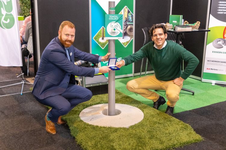 Joost de Vogel (rechts) krijgt voor het Eco2shield de innovatieprijs in de categorie Groene Inrichting overhandigd door Ramon Schlepers (Easyfairs, links), tijdens de Groene Sector Vakbeurs 2022. Foto: Seijbel Photography Joost de Vogel (rechts) krijgt voor het Eco2shield de innovatieprijs in de categorie Groene Inrichting overhandigd door Ramon Schlepers (Easyfairs, links), tijdens de Groene Sector Vakbeurs 2022. Foto: Seijbel Photography