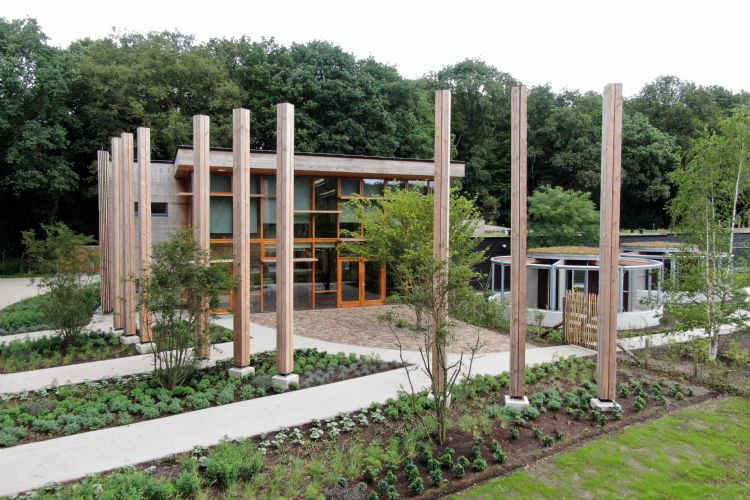 Het hoofdgebouw huisvest een gespecialiseerde intensive care, herstelafdelingen en binnen- en buitenverblijven. Ook de kantoren, een vergaderzaal en kantine zijn in dit gebouw ondergebracht. Het hoofdgebouw huisvest een gespecialiseerde intensive care, herstelafdelingen en binnen- en buitenverblijven. Ook de kantoren, een vergaderzaal en kantine zijn in dit gebouw ondergebracht.