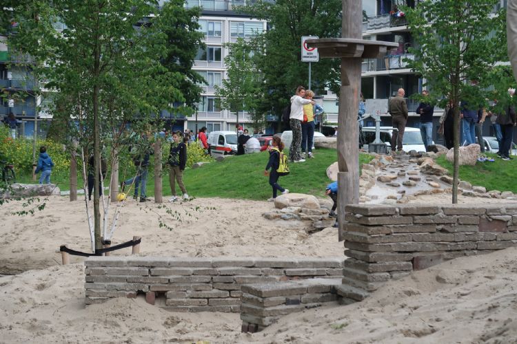 Hergebruik van materialen op een grote, uitdagende, duurzame speelplek Hergebruik van materialen op een grote, uitdagende, duurzame speelplek