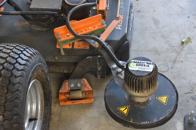 De rol in de sleepvoet zorgt dat dit steunput over beton en asfalt kan rollen. De rol in de sleepvoet zorgt dat dit steunput over beton en asfalt kan rollen.