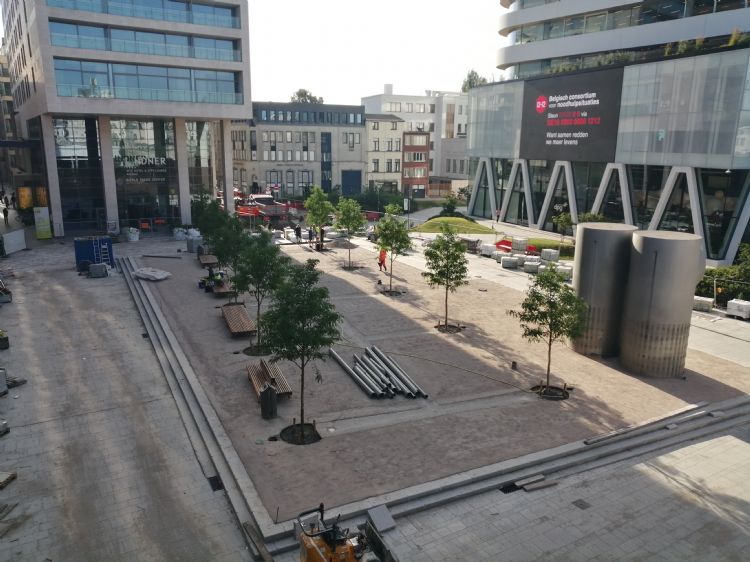 Het Mediaplein is bijna afgerond. Tussen de bomen zijn de ondiepe kanaaltjes te zien