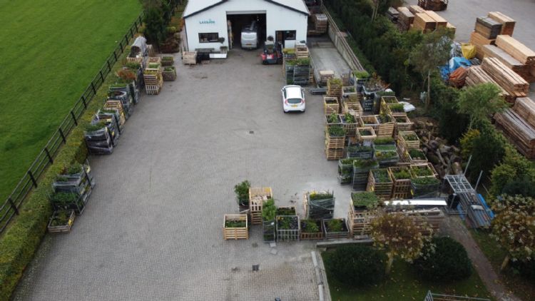 De loods en buitenruimte van Laxsjon Plants op de locatie Otterlo De loods en buitenruimte van Laxsjon Plants op de locatie Otterlo
