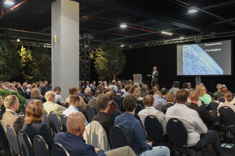 Een groot deel van het lezingenprogramma staat in het teken van verduurzaming. Twee dagen lang zijn groenexperts aan het woord, onder andere in de Collegezaal. Een groot deel van het lezingenprogramma staat in het teken van verduurzaming. Twee dagen lang zijn groenexperts aan het woord, onder andere in de Collegezaal.