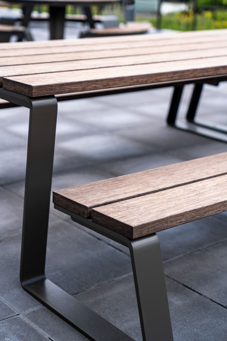 Het meubilair is speciaal voor NVM in een andere kleur gecoat en voorzien van Moso Bamboo X-treme-balken. Het meubilair is speciaal voor NVM in een andere kleur gecoat en voorzien van Moso Bamboo X-treme-balken.