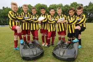 Husqvarna proef met robotmaaier op voetbalvelden