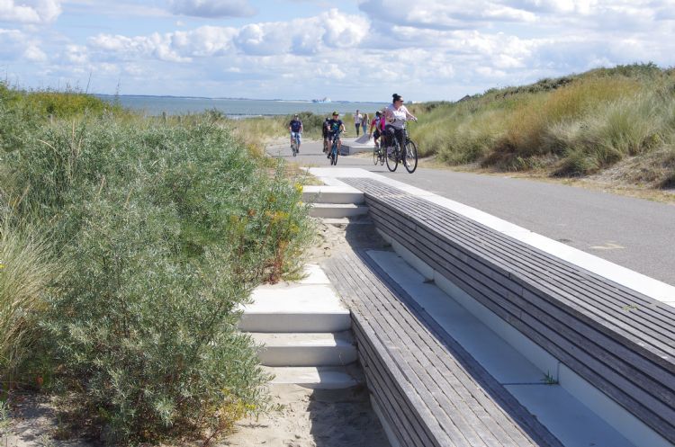 Inrichtingselementen raken overgroeid en worden onderdeel van het duin.