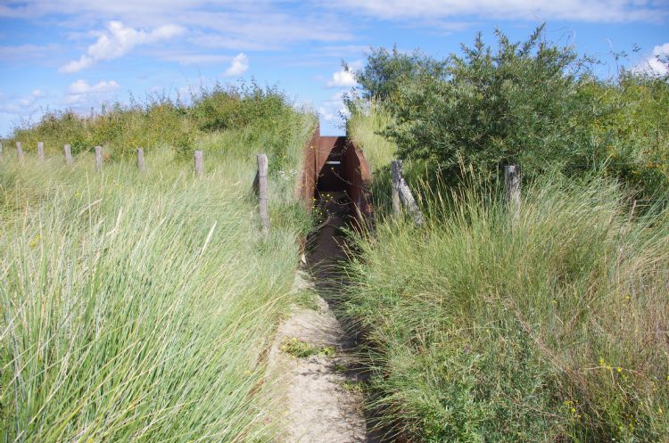 Eén van de inrichtingselementen verwijst naar de Duitse Atlantikwall. Eén van de inrichtingselementen verwijst naar de Duitse Atlantikwall.