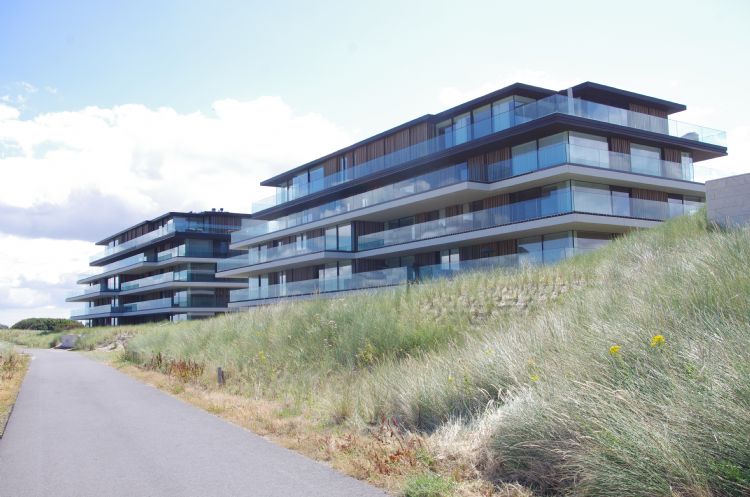 Appartementencomplex De Branding staat volledig geïntegreerd in het duin. Appartementencomplex De Branding staat volledig geïntegreerd in het duin.