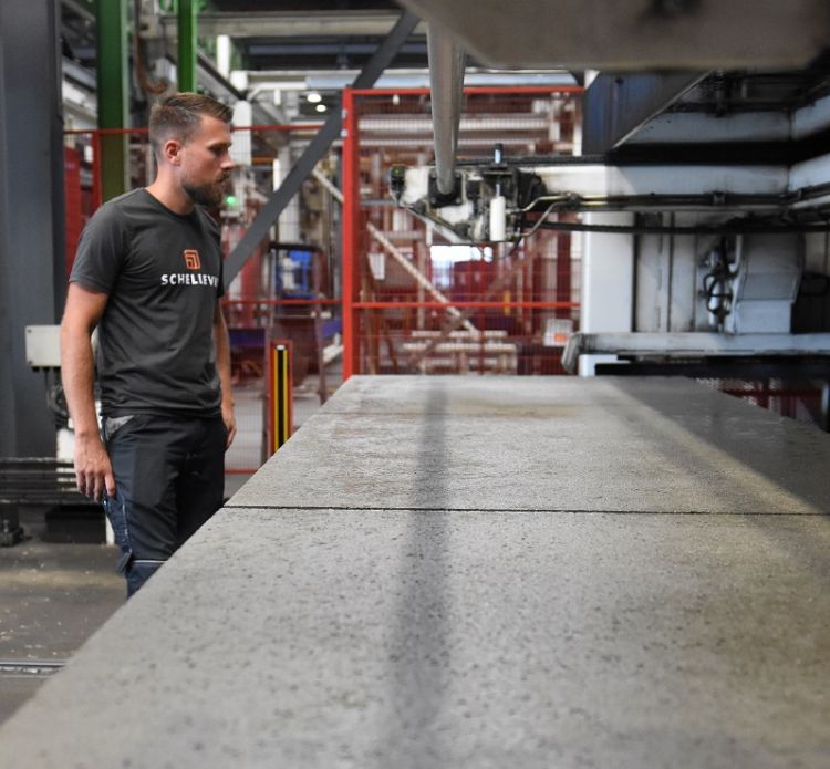 Productiemanager Luke de Ruijter houdt het proces op de werkvloer in de gaten. Productiemanager Luke de Ruijter houdt het proces op de werkvloer in de gaten.