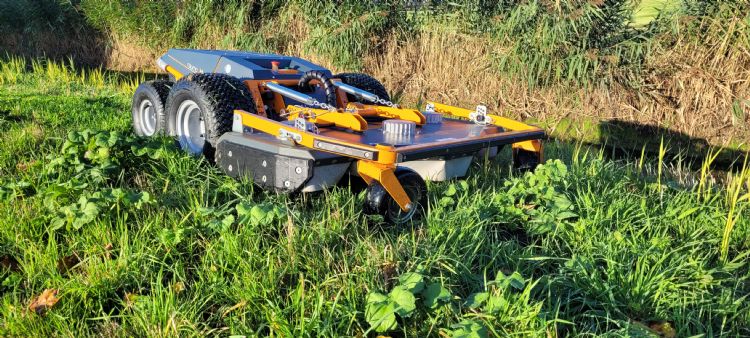 Het nieuwe elektrische ruwterreinmaaidek doet niet onder voor een klepeldek. Het nieuwe elektrische ruwterreinmaaidek doet niet onder voor een klepeldek.