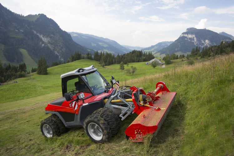 De Aebi TT281 in combinatie met een mulchmaaier De Aebi TT281 in combinatie met een mulchmaaier